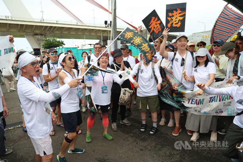 2026台北國際龍舟錦標賽19日在大佳河濱公園展開各項賽程,一群住在台灣的香港人特別組成「香港加油隊」參賽,賽後並與加油團一同搖旗高喊香港加油。中央社記者張新偉攝 115年6月19日