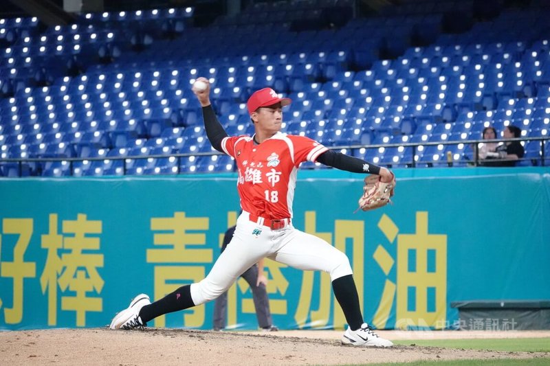 115年玉山盃全國青棒錦標賽4強戰19日晚間由高雄市隊與台東縣隊交手，高雄先發投手陳昱勛（圖）完投7局僅失1分，率隊以3比1搶勝、睽違6年晉級冠軍戰。中央社記者謝靜雯攝　115年6月19日