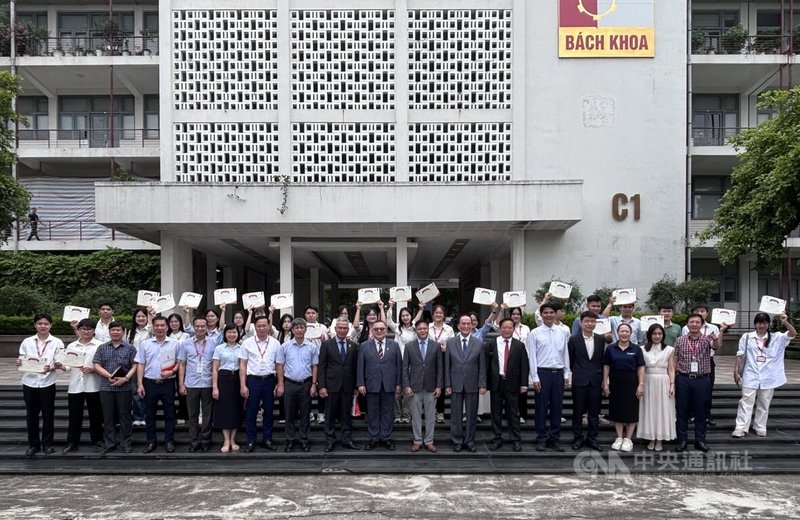 越南台商獎學基金會18日於河內百科大學頒發第4屆振興越南工業技術獎學金，獎勵共22名碩博士生，總計達3億5000萬越盾（約新台幣42萬）。河內台北經濟文化代表處教育組、越南台灣商會總會長洪志華及基金會多位代表出席觀禮。中央社記者曾婷瑄河內攝  115年6月19日