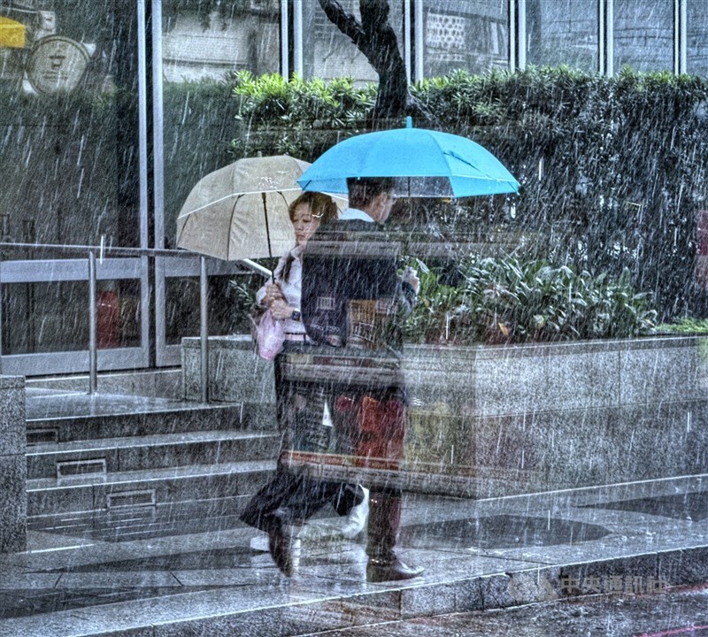 基隆大台北及中部以北有局部大雨。（中央社檔案照片）