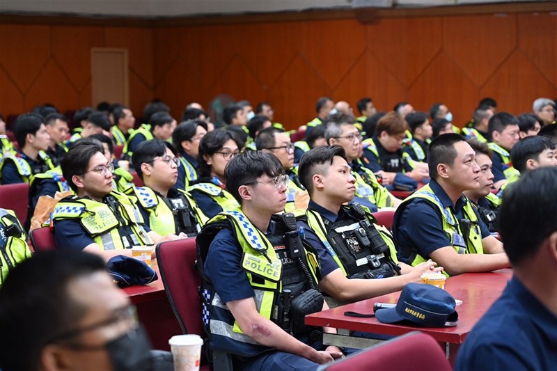 為遏止毒駕危害交通安全，內政部警政署18日晚間動員全國近5000名警力同步執行取締毒駕專案勤務，其中新北市共規劃81處路檢點，投入745名警力。圖為新北員警執勤前聆聽警政署長張榮興致詞。 （警方提供） 中央社記者黃旭昇傳真　115年6月18日