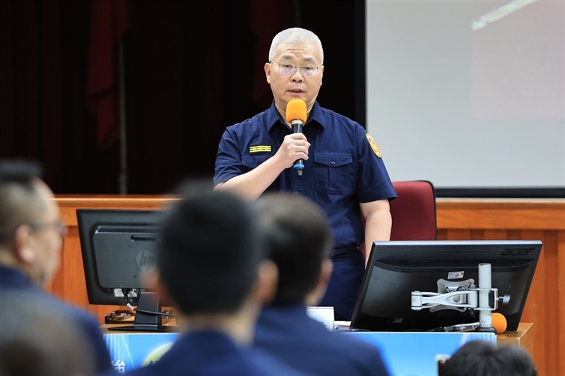 內政部警政署18日晚間動員全國大批警力同步執行取締毒駕專案。新北市警察局長方仰寧（後）在員警出勤前表示，新北共規劃81處路檢點，動員745名警力，並結合情資分析、熱點巡防、科技偵防及閉鎖式路檢等方式，加強查緝高風險對象。 （警方提供） 中央社記者黃旭昇傳真　115年6月18日