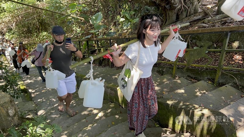台東縣鹿野鄉永安村聖安宮19日舉辦端午取午時水和立蛋比賽，吸引數百人參加。中央社記者盧太城台東攝　115年6月19日