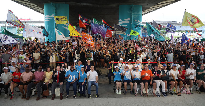 台北市長蔣萬安(前左9)19日在大佳河濱公園出席2026台北國際龍舟錦標賽開幕典禮,與出席來賓、參賽選手等人一同合影留念。中央社記者張新偉攝 115年6月19日