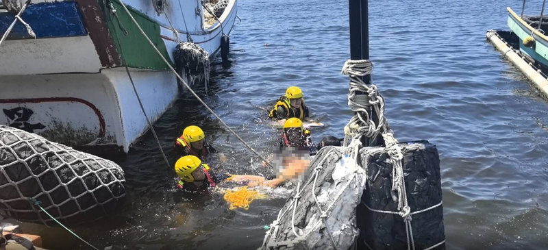 1名男子19日在台南市安平區下海捕魚溺水，消防局獲報立刻出動將人救上岸，但男子已OHCA（到院前心肺功能停止），緊急送醫。（台南市消防局提供）中央社記者張榮祥台南傳真　115年6月19日