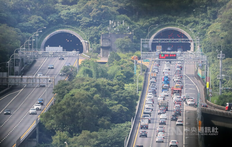 圖為國道3號木柵系統19日下午雙向車流形成對比。中央社記者郭日曉攝　115年6月19日