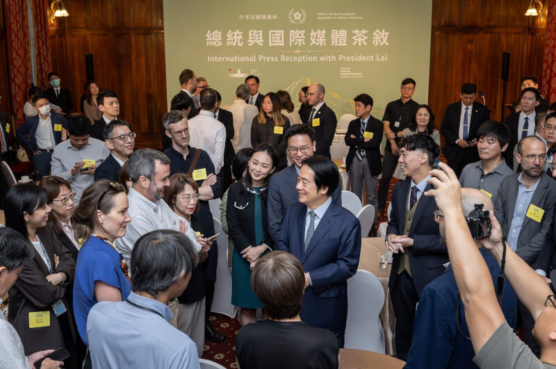 賴總統18日與駐台外媒記者茶敘時,和與會來賓互動。(總統府提供)