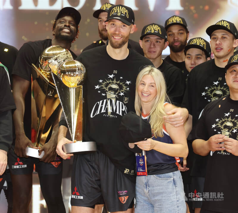 台灣職籃P.LEAGUE+ 桃園璞園領航猿隊18日在總冠軍賽第7戰拿勝，以系列賽4勝3敗達成2連霸，洋將伯朗（Alec Brown）（前左）則獲選FMVP，開心與未婚妻一同領獎合影。中央社記者張新偉攝　115年6月18日
