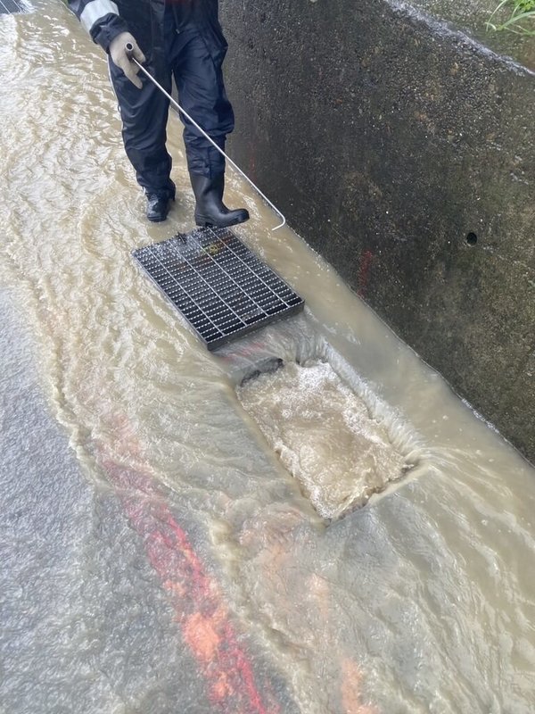 台北市環保局表示,18日豪雨趨緩後,各區清潔隊立即投入環境整理工作,迅速恢復市容整潔,全力讓市民回復正常生活機能。(台北市環保局提供)中央社記者陳昱婷傳真 115年6月19日
