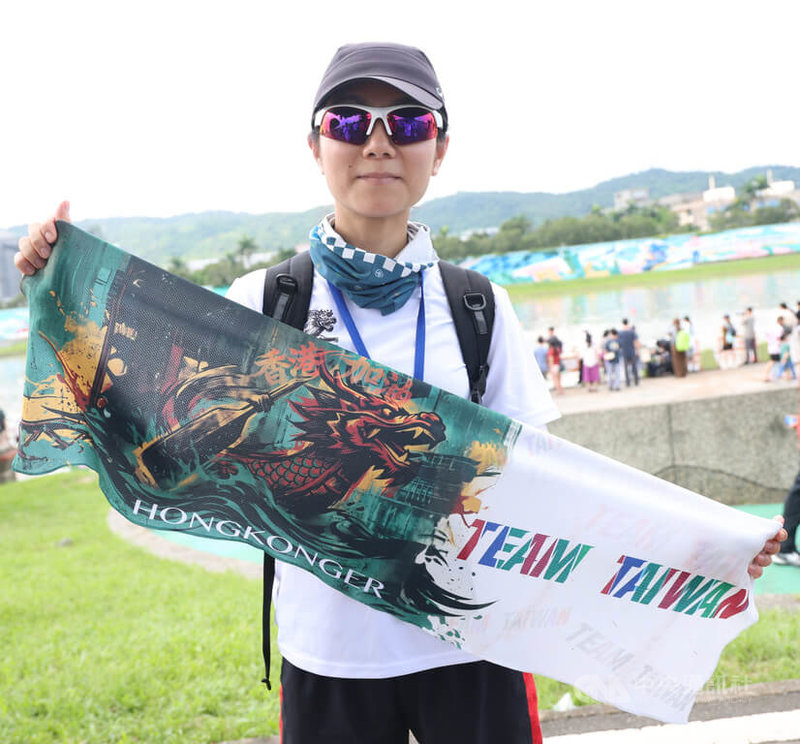 2026台北國際龍舟錦標賽19日端午節當天在大佳河濱公園登場,有住在台灣的香港人特別組成「香港加油隊」參與,還製作了寫有TEAM TAIWAN的應援毛巾。中央社記者張新偉攝 115年6月19日