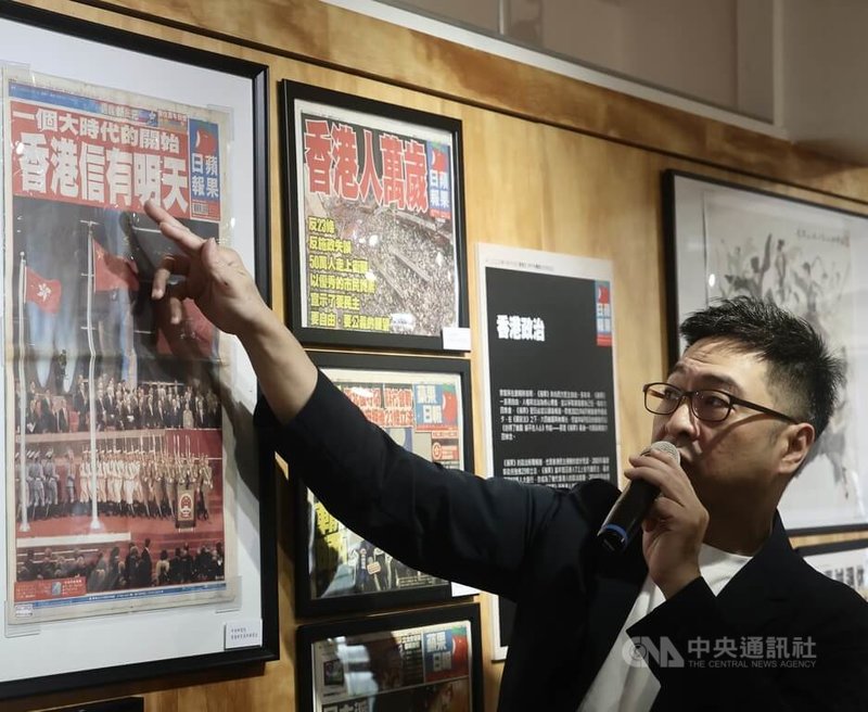 「備份蘋果、記錄香港-蘋果日報珍藏特展」19日起在新富町文化市場舉行,盼透過客觀展現歷史,與港人感受「蘋果」對香港的意義,並將追求民主自由的信念延續下去。圖為「追光者」創辦人李家聰導覽展出內容。中央社記者張皓安攝 115年6月19日