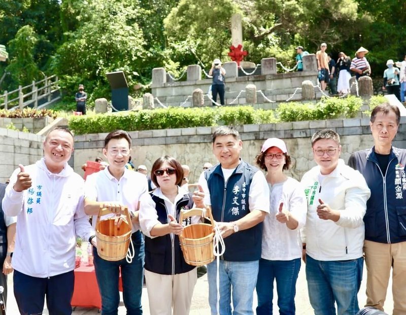 台中大甲鐵砧山劍井取午時水為在地海線民眾端午節傳統文化，立法院副院長江啟臣（左2）、國民黨籍台中市議員楊啓邦（左）、李文傑（右4）、民進黨籍市議員施志昌（右2）以及前民眾黨立委蔡壁如（右3）等人出席共襄盛舉。（台中市政府提供）中央社記者趙麗妍傳真　115年6月19日
