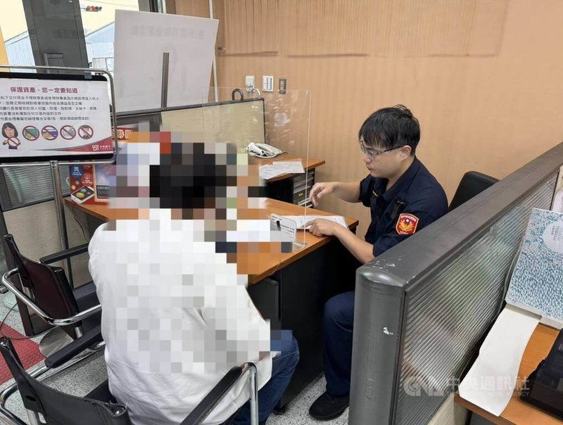 台中市林姓男子（左）認識一名女網友，對方稱有房地產可低價投資，雙方口頭約定後，林男日前到銀行欲匯款時被行員察覺有異報警，員警到場確認是詐騙手法後苦心勸說，成功阻詐。（翻攝照片）中央社記者蘇木春傳真　115年6月20日