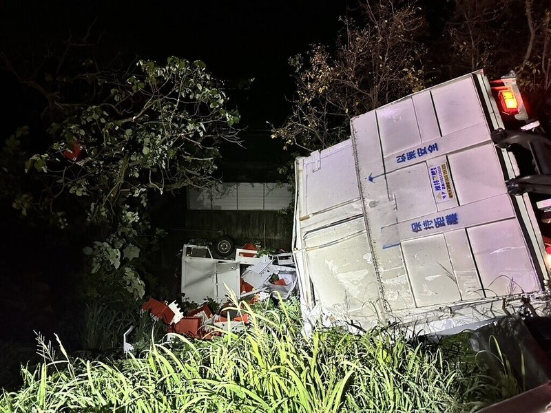 國道3號台南新化路段19日晚上發生2輛小貨車疑似碰撞相繼翻覆於外側邊坡，造成1名駕駛受傷送醫。（國道警察局提供）中央社記者張榮祥傳真 115年6月20日