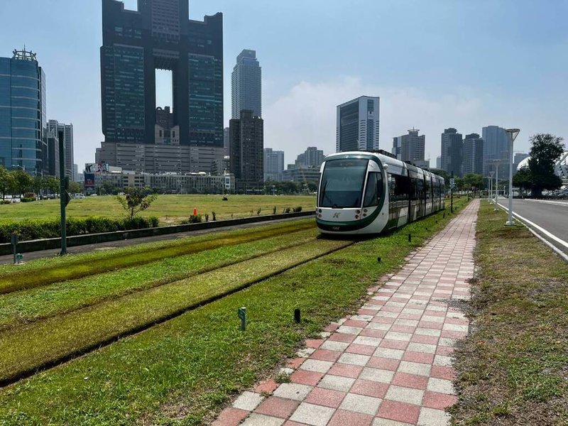 為了降低輕軌軌道摩擦噪音，高雄市捷運局導入IoT智慧化「水潤滑」技術，目前在亞灣區、駁二區、美術館區和農16區等路段都已採用。（高雄市捷運局提供）中央社記者林巧璉傳真　115年6月20日