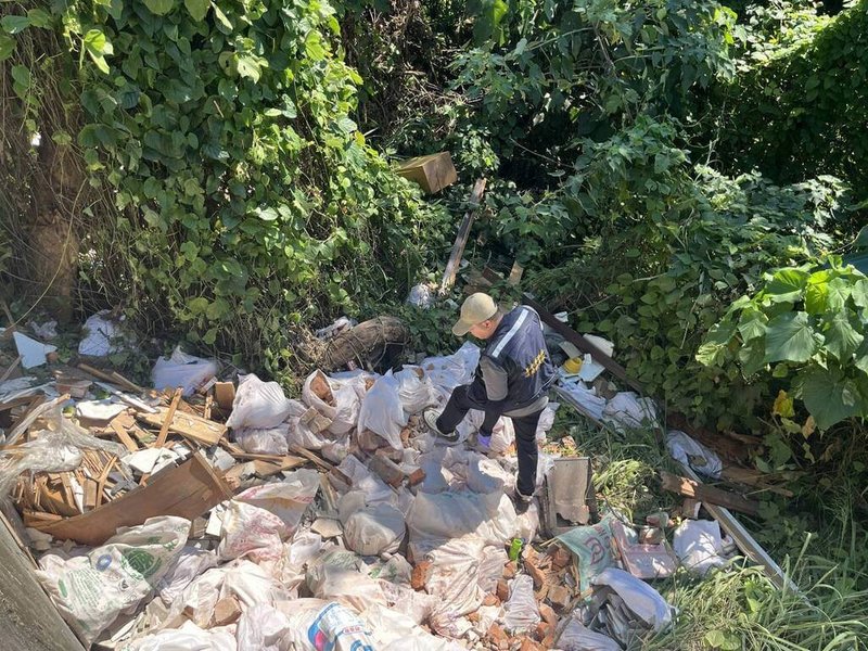 台中市霧峰區樟公巷旁邊坡日前遭不明人士違法棄置廢棄物。台中市政府20日表示，相關單位已展開蒐證並掌握涉案車輛偵辦。（江和樹辦公室提供）中央社記者蘇木春傳真　115年6月20日