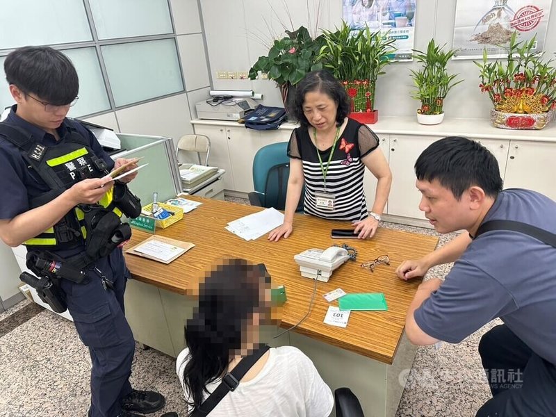 朱姓女子（前中）日前到台中某銀行，欲解除新台幣100萬元定存並提領現金，行員詢問用途她僅表示要買手機，對於細節不願交代，行員認為有異報案與員警成功阻詐。（翻攝照片）中央社記者蘇木春傳真　115年6月20日
