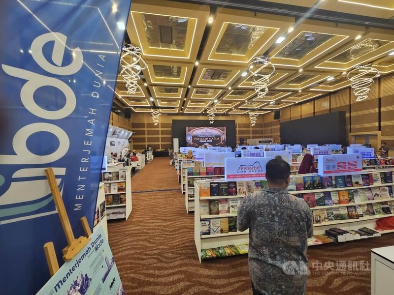 吉隆坡國際書展於從5月29日至6月7日舉行,吸引逾240萬人參與馬來西亞的年度閱讀盛事。圖為吉隆坡國際書展中陳列大學出版專書區域。攝於6月7日。中央社記者黃自強吉隆坡攝 115年6月20日