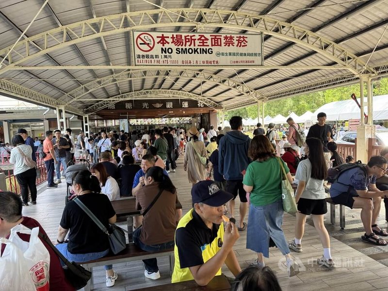 端午3天連假開跑後,花蓮縣光復鄉觀光人潮增加,台糖花蓮觀光糖廠20日出現人潮。中央社記者張祈攝 115年6月20日