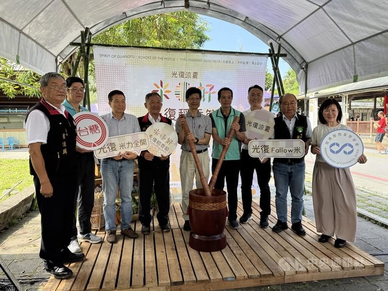 經濟部商業發展署在花蓮光復觀光糖廠前舉辦「米好.光復稻香節」活動,20日舉行開幕儀式,商業署副署長陳秘順(右5)等人出席。中央社記者張祈攝 115年6月20日