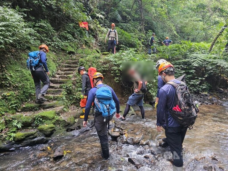 新北市瑞芳區三貂嶺步道20日發生登山客遭蜂螫事件,消防局獲報動員上山搜救,順利接觸患者並急救後,再協助護送傷者下山送醫。(翻攝畫面)中央社記者黃旭昇傳真 115年6月20日