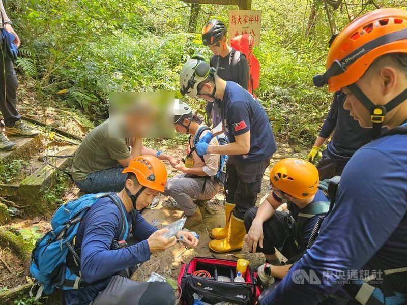 新北市瑞芳區三貂嶺步道20日發生登山客遭蜂螫事件，丁姓男子夫婦登山途中遭蜂螫，男子一度意識不清，搜救隊員上山接觸患者，急救處置後送汐止國泰醫院治療。（翻攝畫面）中央社記者黃旭昇新北傳真   115年6月20日