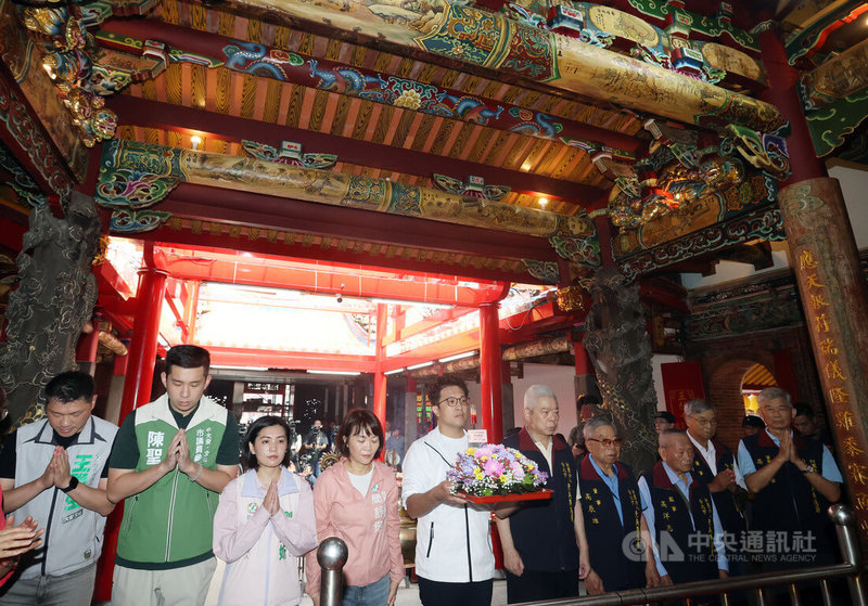 民進黨台北市長參選人沈伯洋（左5）20日上午與民進黨台北市議員王閔生（左）、簡舒培（左4）及議員參選人劉品妡（左3）、陳聖文（左2）赴景美集應廟參拜。中央社記者郭日曉攝　115年6月20日