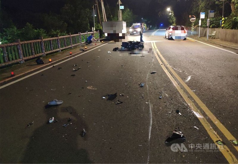 張姓男子19日深夜開著租賃小貨車沿仰德大道4段下山方向行駛，在跨越分向限制線超車時，與對向朝上山方向的普通重型機車發生碰撞，造成機車騎士、文化大學學生身亡。（翻攝畫面）中央社記者劉建邦傳真　115年6月20日