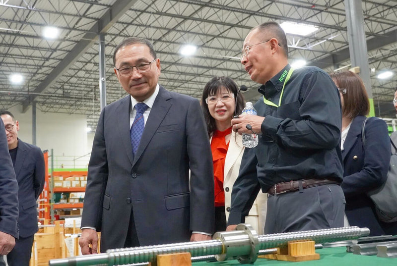 新北市長侯友宜(前左)率團赴美國芝加哥交流,參訪台灣精密機械上銀科技的美國據點,侯友宜表示,上銀科技20多年來持續深耕北美市場,成功建立在地營運基礎,是台灣企業立足本土、放眼全球的典範。(新北市新聞局提供)中央社記者黃旭昇傳真 115年6月20日