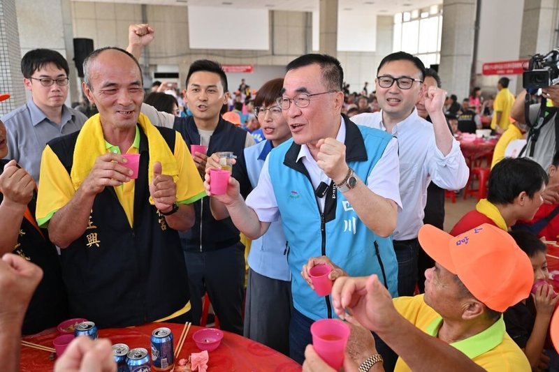 中國國民黨新北市長參選人李四川(立者前右)20日出席金山區承天宮建廟72週年慶暨平安福宴活動,受到鄉親熱烈歡迎。(李四川競選辦公室提供)中央社記者黃旭昇傳真 115年6月20日