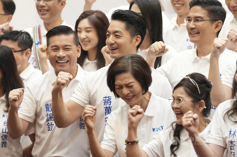 台北市長蔣萬安(中後)20日在台北市議會,與國民黨議員參選人合體造勢拍攝形象照,眾人在歡笑聲中拍攝。中央社記者徐肇昌攝 115年6月20日
