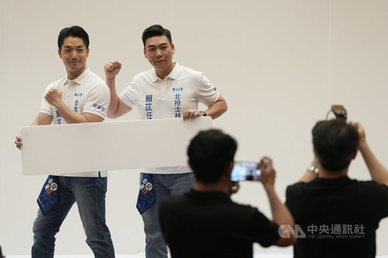 台北市長蔣萬安(後左)20日在台北市議會,一一與國民黨議員參選人合體造勢拍攝競選形象照。中央社記者徐肇昌攝 115年6月20日