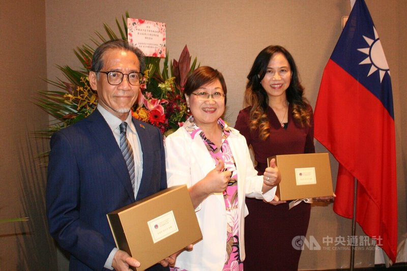 中南美洲台灣商會聯合總會會員大會外交部歡迎晚宴,僑委會委員長徐佳青(中)致贈禮品給駐巴西代表廖志賢(左)和駐聖保羅辦事處處長朱怡靜(右)。中央社記者唐雅陵聖保羅攝 115年6月20日