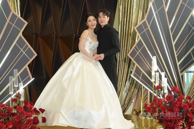 藝人吳東諺（右）、白家綺（左）結婚8年，20日在台北大直典華盛大補辦婚宴，席開70桌，現場眾星雲集，2人出面受訪時甜蜜牽手秀恩愛。中央社記者翁睿坤攝　115年6月20日