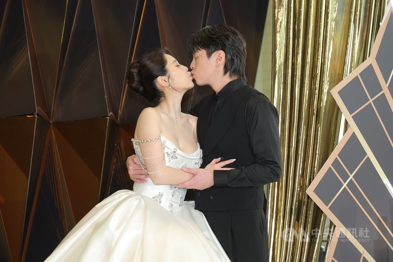 演藝圈夫妻檔白家綺（左）、吳東諺（右）於2018年間宣布結婚，婚後育有一對兒女，2人20日在大直典華補辦婚宴，受訪時甜蜜親吻。中央社記者翁睿坤攝　115年6月20日