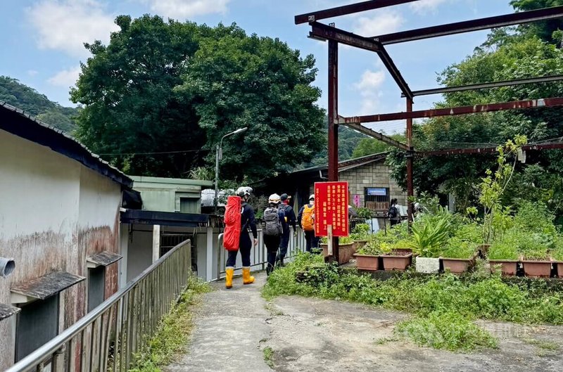 新北市府消防局20日據報，瑞芳區三貂嶺步道有登山客遭蜂螫，報案人說，丈夫意識模糊不清，後來已逐漸清醒恢復意識。新北市消防局派兩路上山搜救，下午1時許護送下山。（翻攝畫面）中央社記者黃旭昇傳真 115年6月20日