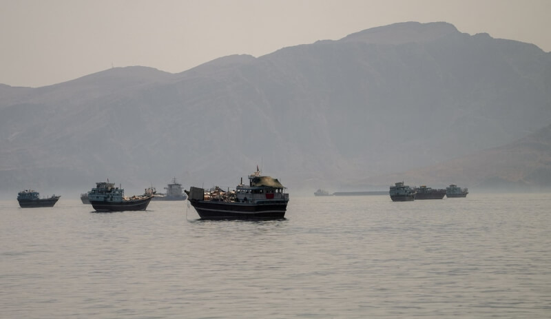 圖為阿曼荷莫茲海峽海峽一帶的船隻。（路透社）