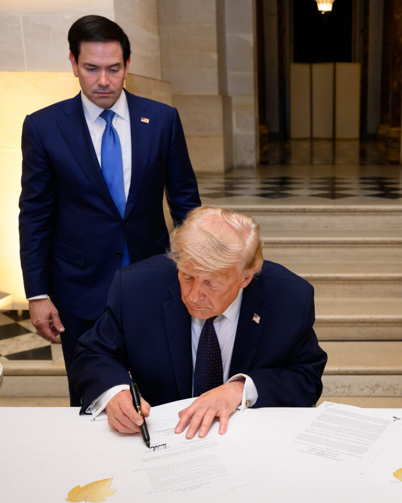 美國總統川普（前）17日簽署與伊朗的諒解備忘錄。（圖取自x.com/WhiteHouse）