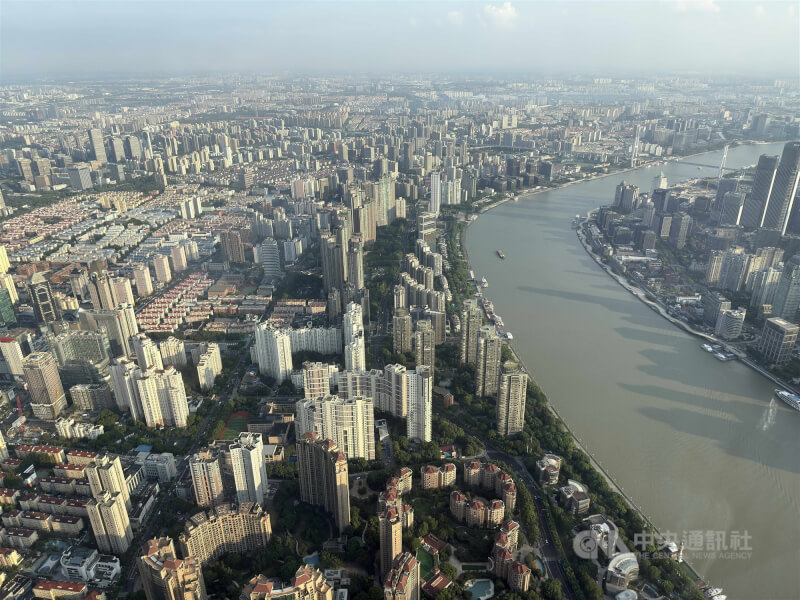 圖為從中國上海中心大廈眺望市區景象。（中央社檔案照片）