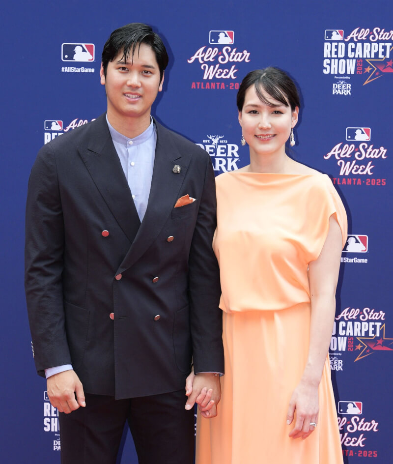 洛杉磯道奇隊日本球星大谷翔平（左）19日宣布，愛妻真美子（右）已經誕下家中第2個孩子。（共同社）