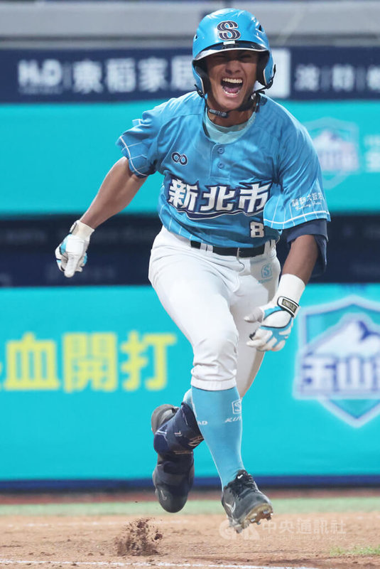115年玉山盃全國青棒錦標賽新北市隊20日與高雄市隊爭冠，新北好手帕蘇拉．塔基斯利尼安（圖）1局下一棒送回2分，5局下再有適時安打，替球隊多添保險分，單場2安3打點助隊奪冠，賽後也獲選賽會MVP、明星球員最佳外野手獎。中央社記者趙世勳攝　115年6月20日