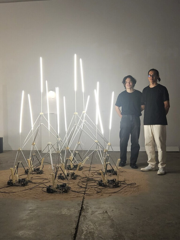 美國CURRENTS 2026藝術科技節正在新墨西哥州聖塔菲舉行,參展台灣藝術家周柏慶(左)、李宸安於作品「非碳基植物學」旁合影。(駐休士頓辦事處台灣書院提供) 中央社記者侯姿瑩華盛頓傳真 115年6月20日