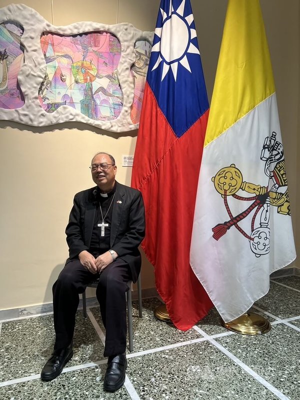 花蓮教區主教黃兆明向教宗介紹台灣的吳若石神父足療法,在許多國家都受到喜愛與歡迎。中央社記者黃雅詩羅馬攝 115年6月20日