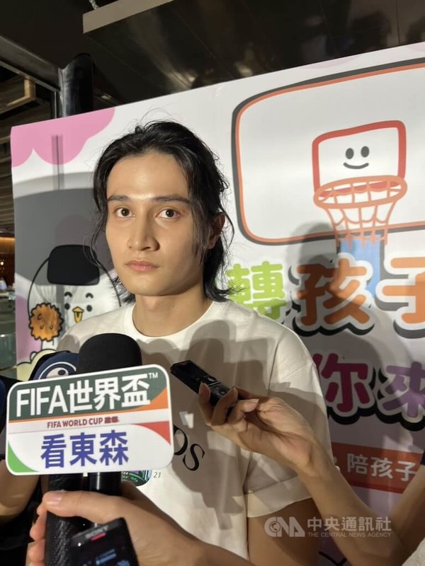 台灣職業籃球大聯盟（TPBL）桃園台啤永豐雲豹隊後衛高錦瑋20日出席公益活動，鼓勵小朋友持續努力朝目標前進，但不要太執著於結果，享受過程最重要。中央社記者黃巧雯攝　115年6月20日