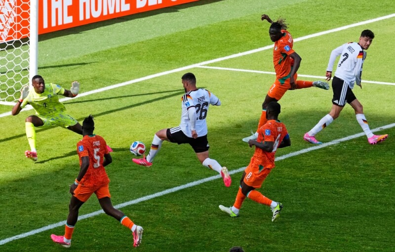 世界盃足球賽德國隊20日以2比1逆轉擊敗非洲勁旅象牙海岸，德國隊溫達夫（26號球衣者）為最大功臣。（美聯社）