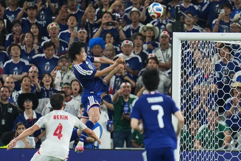 世界盃足球賽F組預賽日本以4比0擊敗突尼西亞。圖為日本球員上田綺世（中上）賽中為球隊取得第4分。（美聯社）