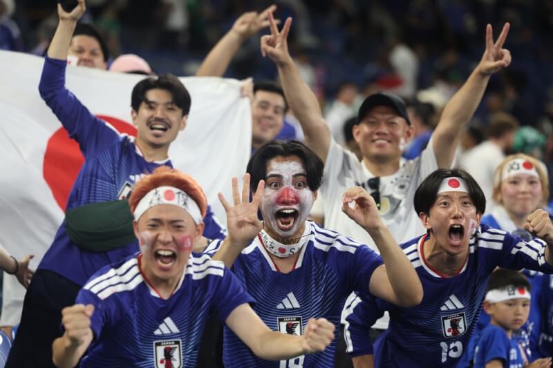 日本球迷在世界盃賽後慶祝勝利。(美聯社)
