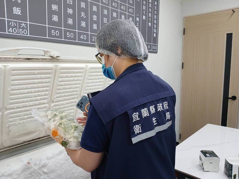 網友20日晚間在社群平台Threads上傳影片指出，宜蘭市一間餐飲店人員煮水餃時，從鍋中撈起疑似塑膠袋。宜蘭縣衛生局21日派員稽查（圖），業者有多項缺失，已勒令店家限期改善。（宜蘭縣衛生局提供）中央社記者王朝鈺傳真　115年6月21日