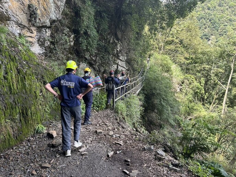 嘉義縣消防局21日上午接獲報案，指阿里山鄉石山引水道往瀑布方向附近，有一名男性登山客跌落邊坡；搜救人員到場發現男子已無呼吸心跳，利用繩索拖拉至步道後，由人力搬運下山。（嘉義縣消防局提供）　中央社記者姜宜菁傳真　115年6月21日