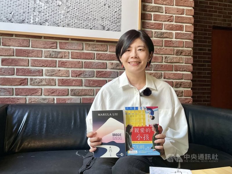 中歐文學盛事「作家閱讀月」於波蘭切申展開巡迴，作家劉梓潔受訪時展示作品「親愛的小孩」及其波蘭文譯本（波蘭版書名Drogie Dziecko）。中央社記者鄭淨伃切申攝　115年6月21日
